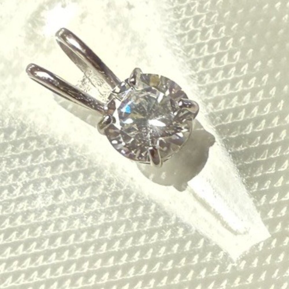 VS1 0.24 ct diamond and solid gold pendant with GIA certificate